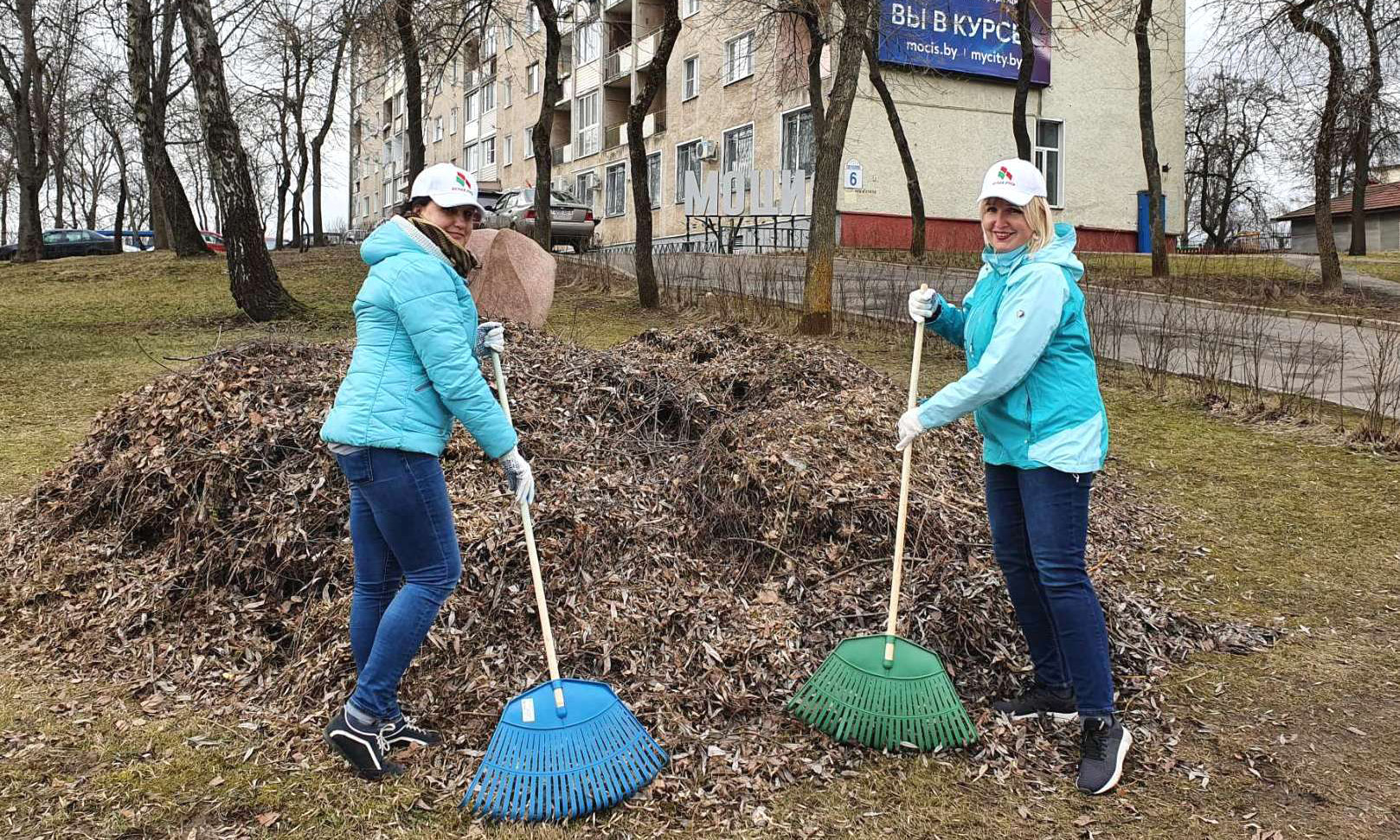 Работники МОЦИС приняли участие в городском субботнике