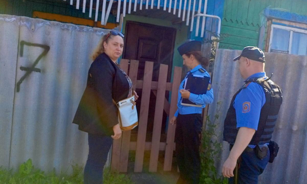 Посещение должников за ЖКУ продолжают в Славгороде сотрудники МОЦИС совместно с судебным исполнителем 