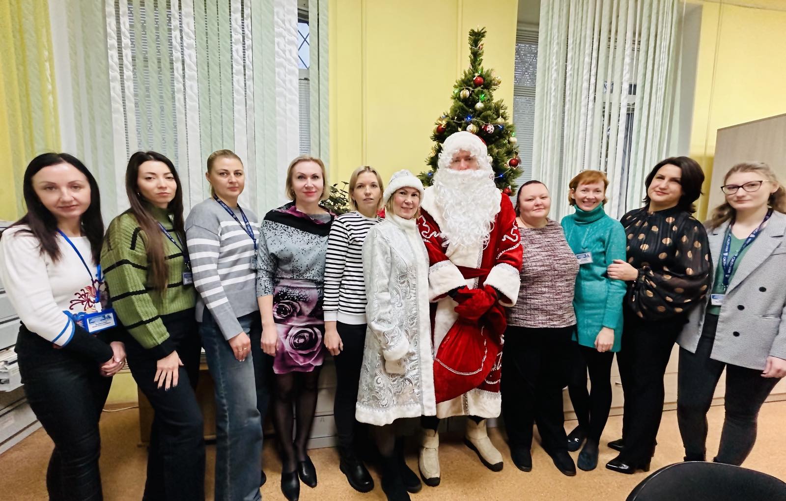 Дед Мороз и Снегурочка поздравили сотрудников МОЦИС с новогодними праздниками