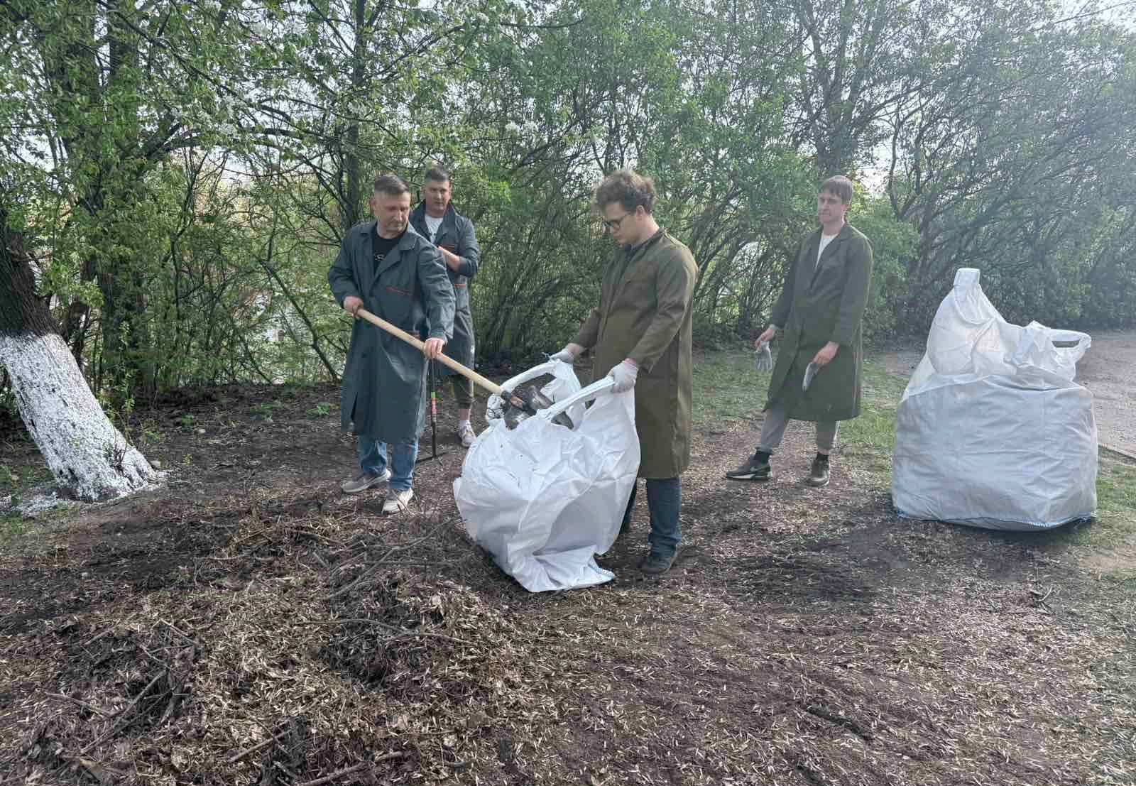 Сотрудники МОЦИС вышли на уборку территории в рамках санитарного дня